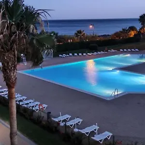 https://residencial-los-cisnes-primera-linea-playa-isla-canela.es-andalucia.com